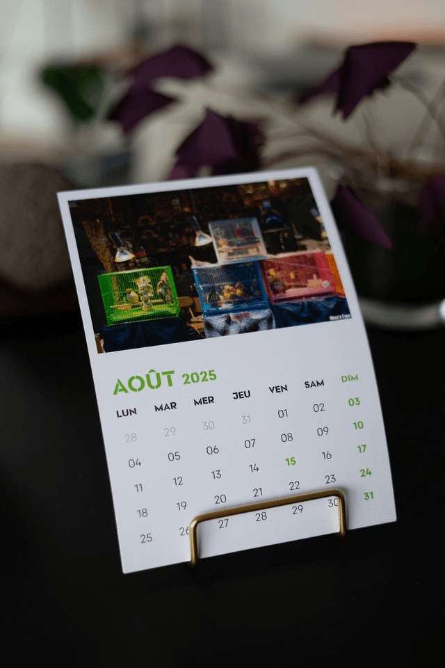 Support doré pour calendrier vertical
